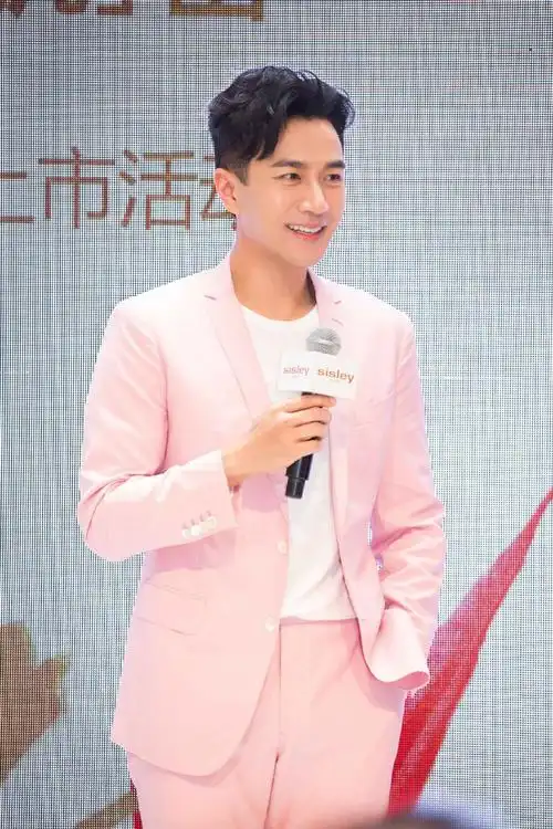 刘恺威粉色西装帅气活动照图片