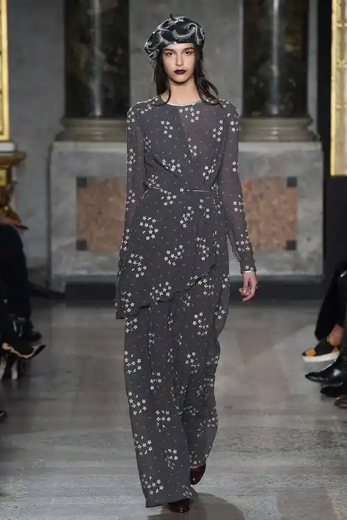 路易莎·贝卡里亚2015米兰时装周秋冬成衣系列用刺绣,薄纱,格纹甚至