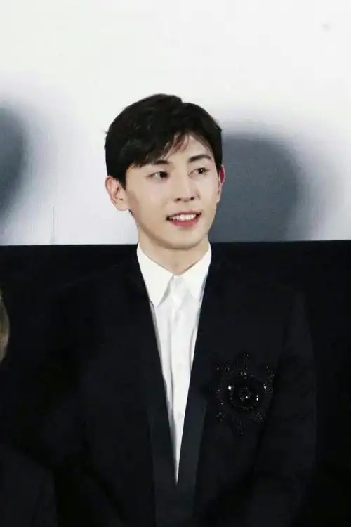 邓伦##不用精修的明星#那就放一组用手机拍摄直出的生图吧大帅哥阎档