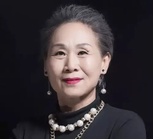 她是知名演员毛孩的妈妈;她因为在《炊事班的故事》