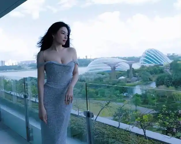 张雨绮泳装惊艳亮相,小蛮腰大长腿,爱健身的她魅力四射