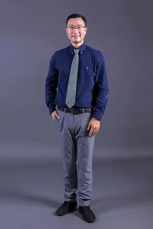 人像(戴眼镜的男士)