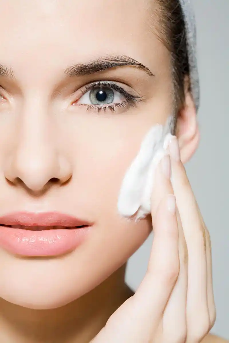 黑色背景下梳头发的女人