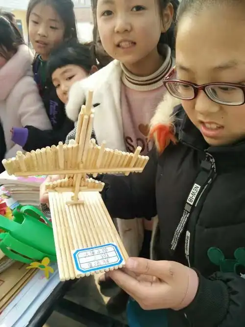 男生最爱作品:飞机模型         名称——《起飞》         材料