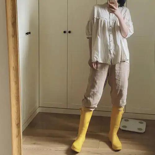 黄色雨靴穿上美滋滋脱鞋哭唧唧