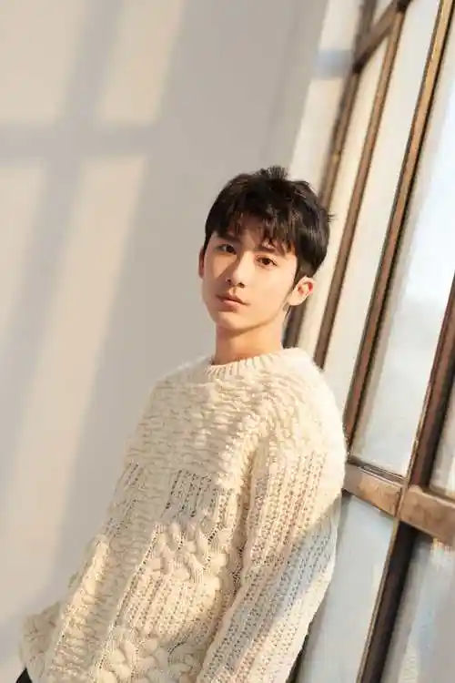 闪光少女男主郝富申首曝写真甜暖笑容吸睛