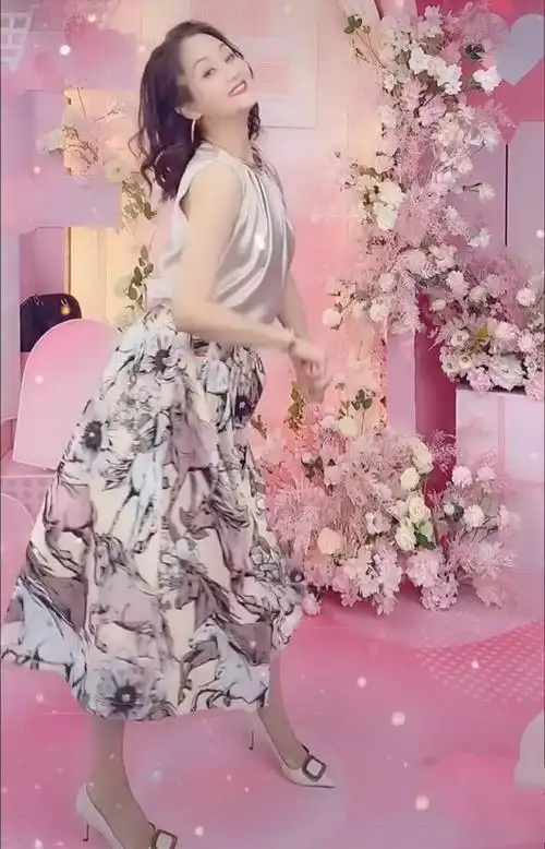 "富婆"李颖罕晒生活照,54岁穿半身裙跳舞似少女,直播捞金停不下来