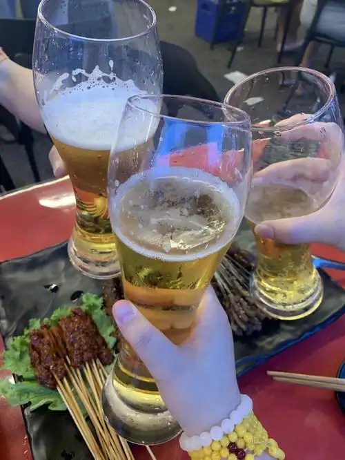 夏天烧烤啤酒好友