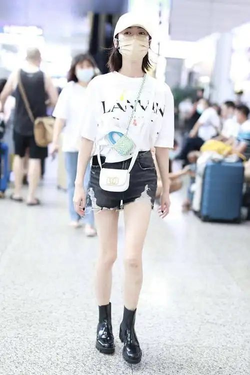 吴谨言白t热裤穿搭 美腿吸睛活力十足