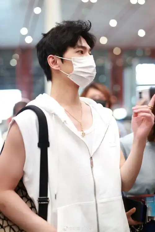 杨洋出发机场照##杨洋白色无袖马甲#杨洋机场造型,白色无袖马甲 牛仔