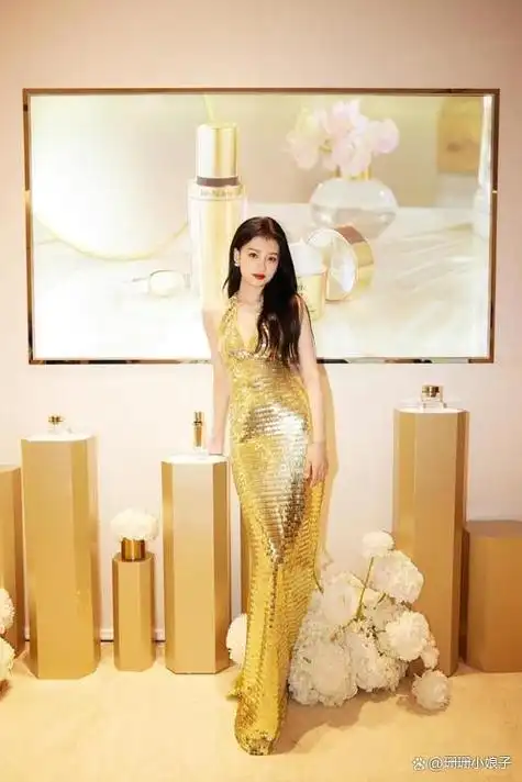 孙怡穿鎏金露背礼裙性感热辣!魔鬼身材腰臀比例绝佳