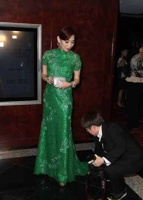 邝美云的原装身材太惊艳,58岁还能穿修身时尚裙,越老越有女人味_气质