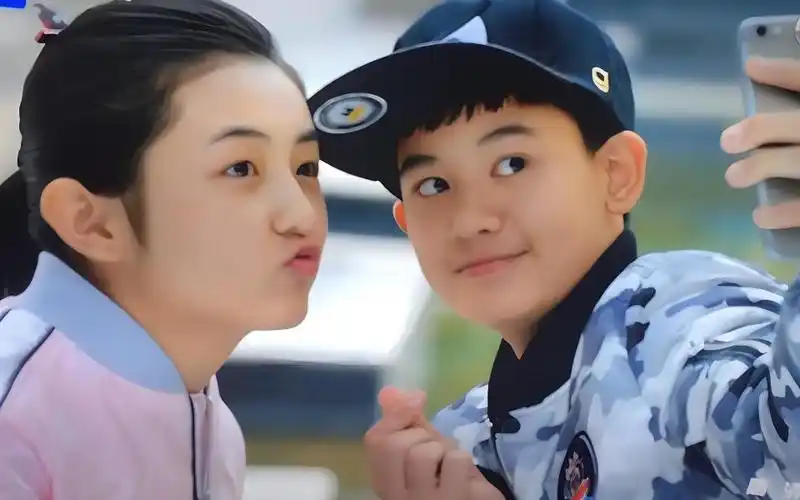 胡先煦和张子枫拍吻戏,不会摆姿势,网友建议:去问问吴磊和赵今麦_腾讯