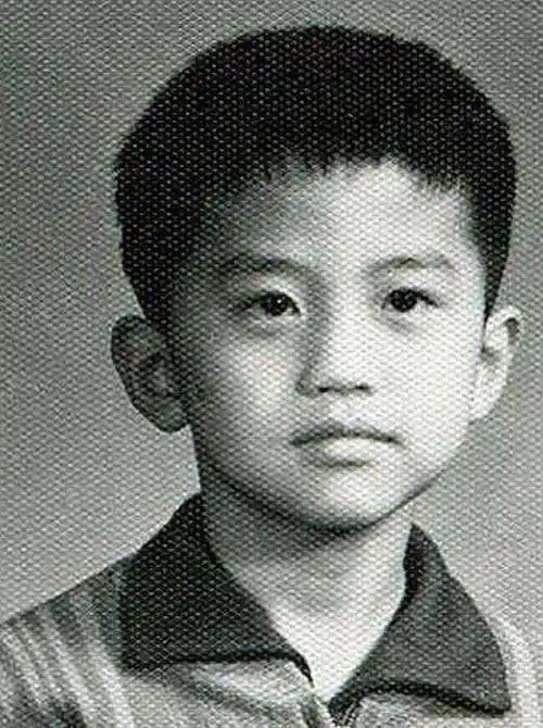 邓超那个时候太调皮了,所以常常挨揍,因为他年龄最小,加上调皮的性格