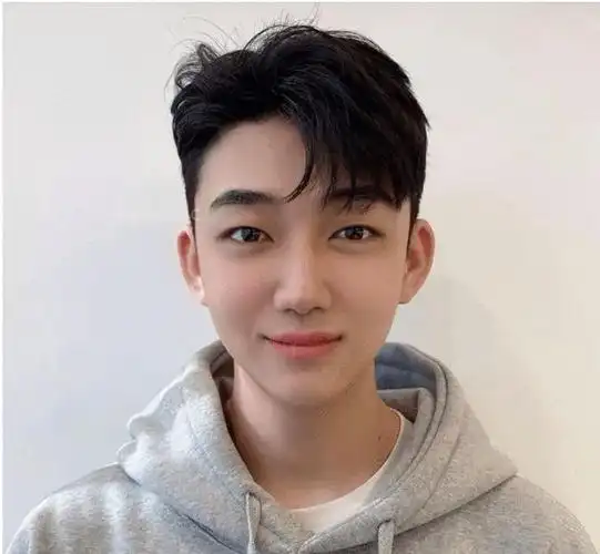 男人帅不帅三分看长相七分靠发型