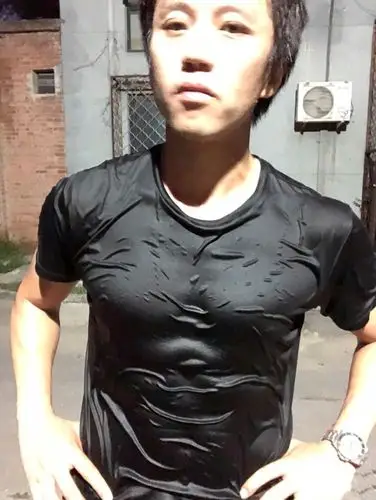 邓超大秀腹肌超哥这波湿身腹肌照你给几分网友娘娘笑晕在厕所