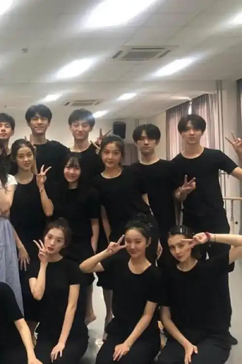 18级中戏表演班合影,易烊千玺胡先煦李兰迪原来是同班