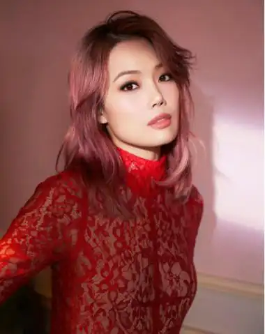 那时的香港卡拉ok非常盛行,不少人通过卡拉ok比赛成为歌手,容祖儿也想