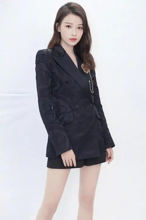 孙怡身材纤细比丰满型更耐看穿肚兜式连衣裙亮相骨感气质惊艳