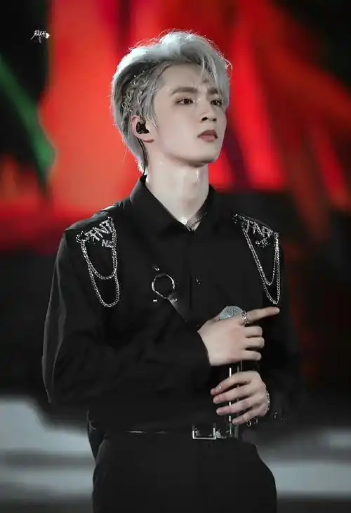 刘耀文 帅#啊啊啊啊这腰,这腹肌啊啊啊啊好瑟发光的侧颜!太帅啦!