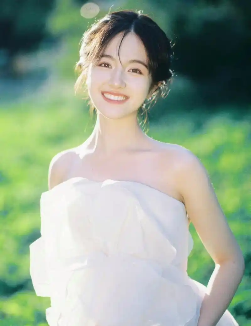 感觉李兰迪找准自己风格了,最近营业的照片都挺好看的,特别是她拍的这