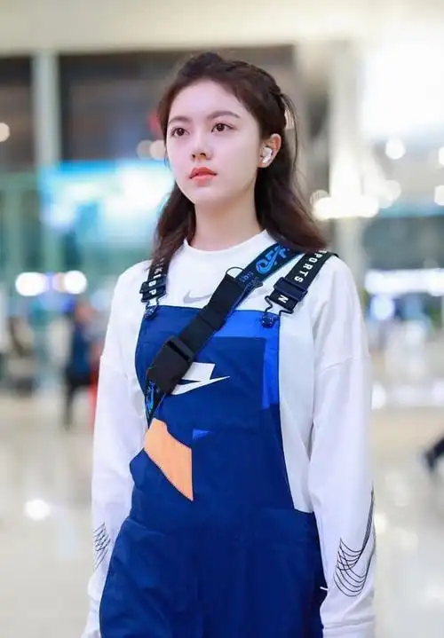 赵今麦真是00后演技派生活中还挺少女背带裤穿得童真可爱