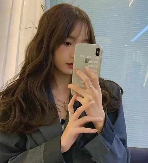 2021年超流行的木马卷气质显脸小换上它让你仙气爆棚