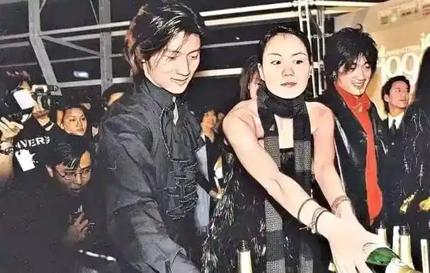 王菲谢霆锋日本合体回国情侣对视含情脉脉眼神10年依旧热恋如初