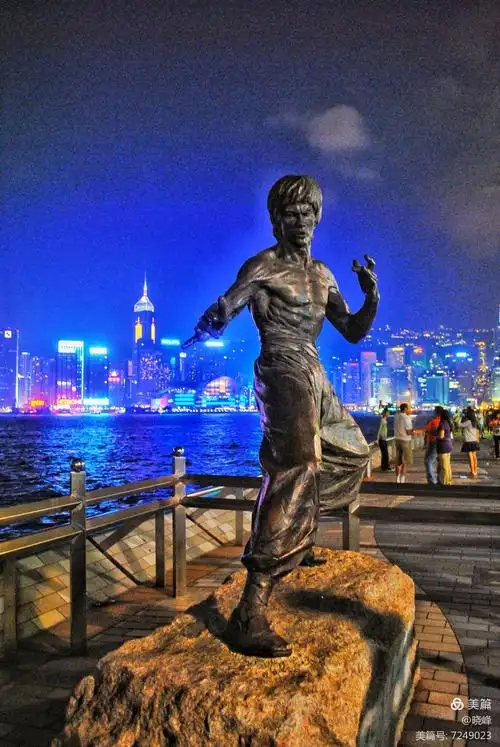 星光大道著名影星李小龙雕像.