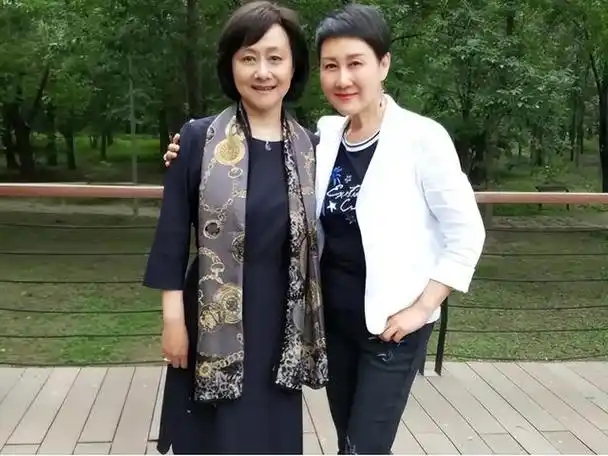 著名演员黄梅莹:命运坎坷,嫁给金鑫后苦尽甘来,恩爱38年生一子