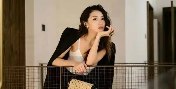 郑恺前女友高调现身!