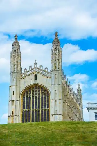 蓝天下英国剑桥大学国王学院建筑风貌