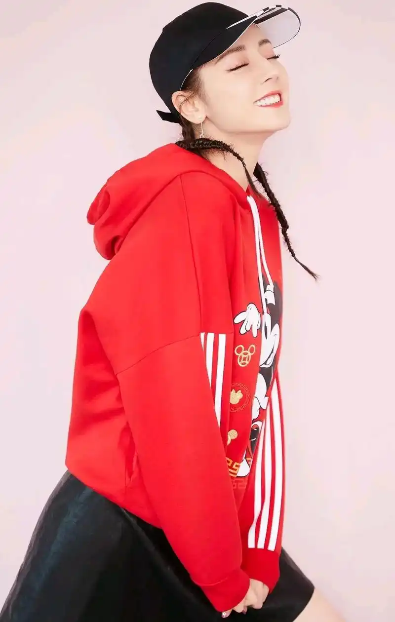 学生样打扮的迪丽热巴,活泼调皮,甜美可爱!