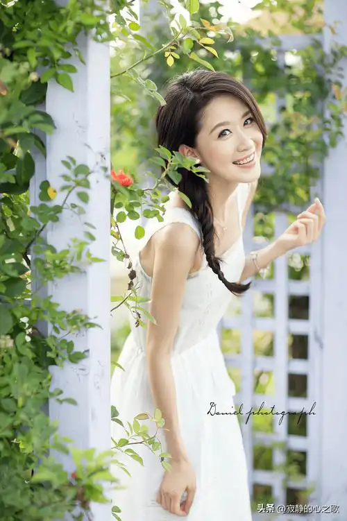 气质清新美女演员张雯壁纸分享(13)_笑容_大自然_女孩子