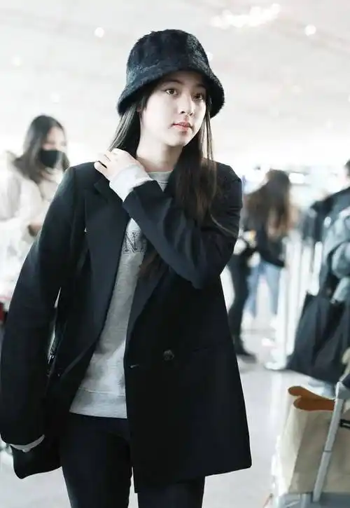 欧阳娜娜真是长大了身穿黑色西装气场还挺强看着真不像小孩了