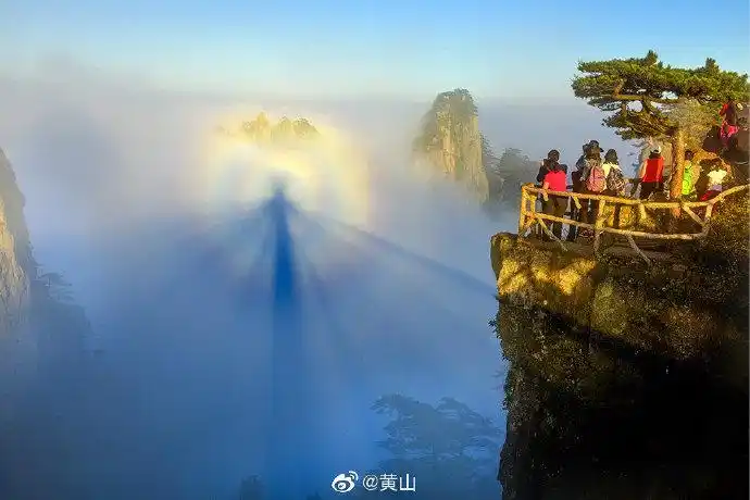 黄山惊现"佛光"奇观 众多游客目睹神奇一幕