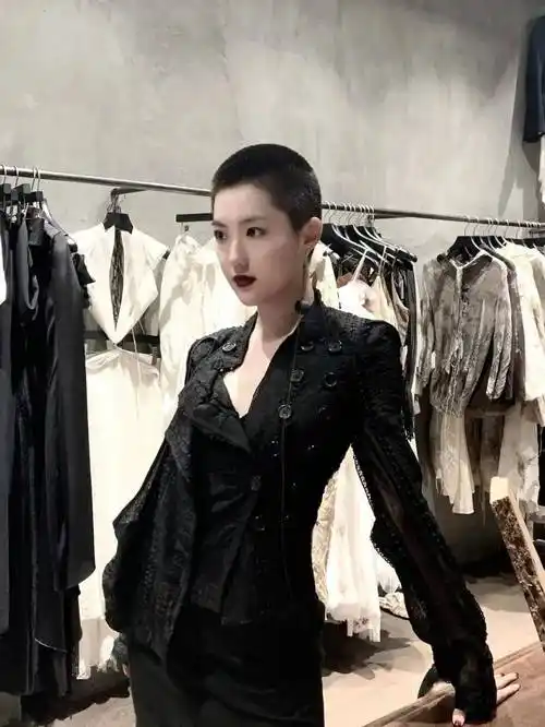 清爽利落的基础寸头可以;寸头不是男生专属,女孩也可以帅出天际谁说女