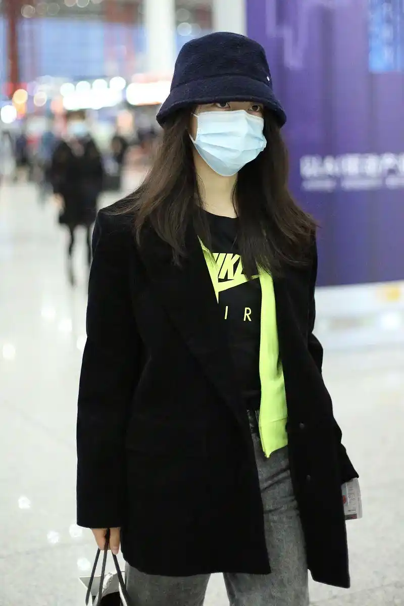 赵今麦街拍:灯芯绒西装nike荧光色t恤aj1猪油扣碎球鞋潮味满满