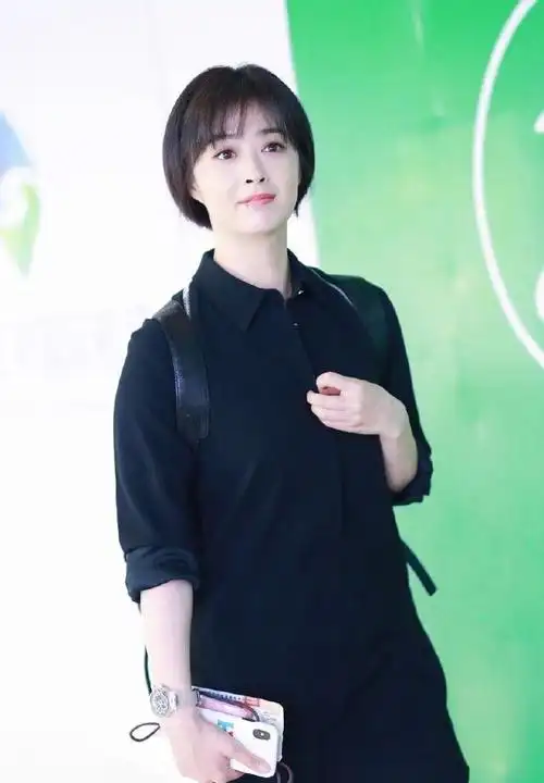 剪了短发的女神蒋欣,气质清新又减龄,少女感十足!