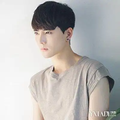 图男生圆弧刘海发型推荐让你瞬间充满动感与帅气