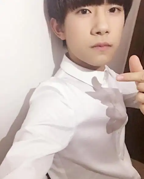 tfboys易烊千玺晒自拍 网友:帅得不要不要的