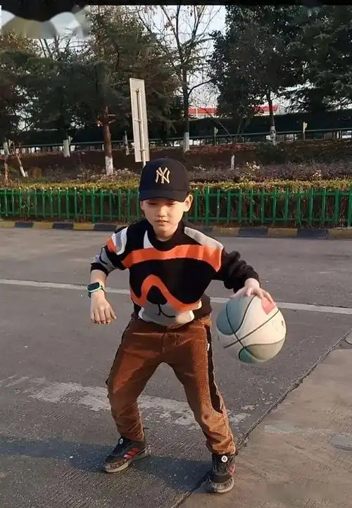 1,一定要穿好运动鞋和运动衣再进行锻炼,不能光脚或者穿拖鞋进行运动