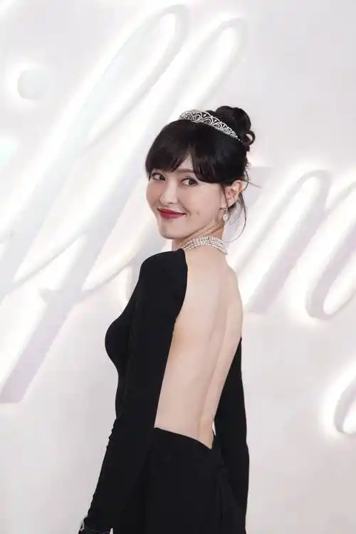 唐嫣穿大露背小黑裙亮相活动网友这是赫本公主下凡了吗