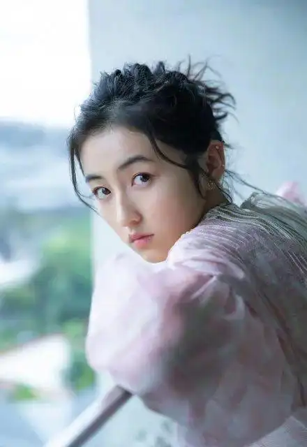 张子枫终于穿对了1次!吊带裙 露肩白衬衫真养眼,气质瞬间上去