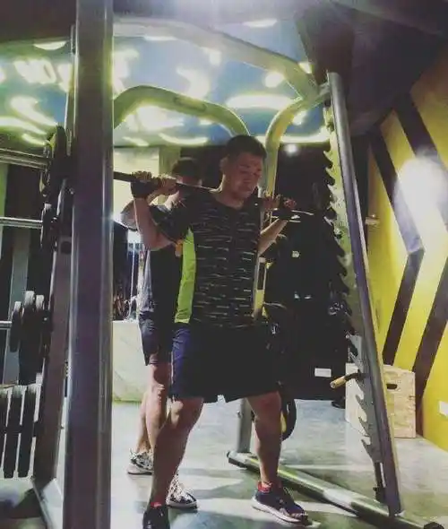 杜海涛官宣结婚18岁获得比赛冠军坚持健身从胖子变身潮流型男