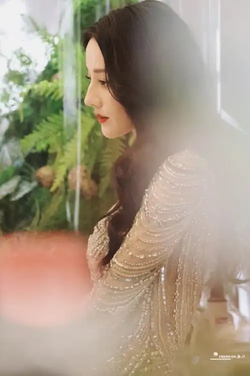 迪丽热巴超话丨#迪丽热巴live图#231016 斯维诗品牌活动94"奔赴"待