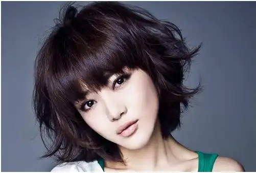 瓜子脸女生短发剪齐刘海发型