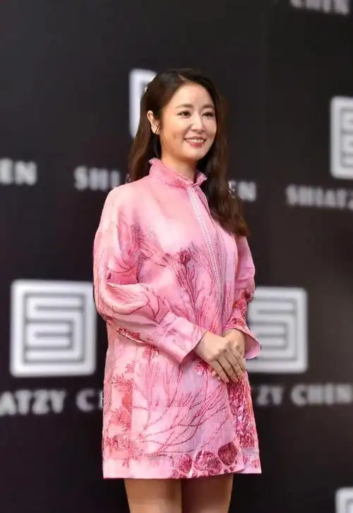 林心如一身粉色短裙也难掩老态膝盖也透露出年过半百了