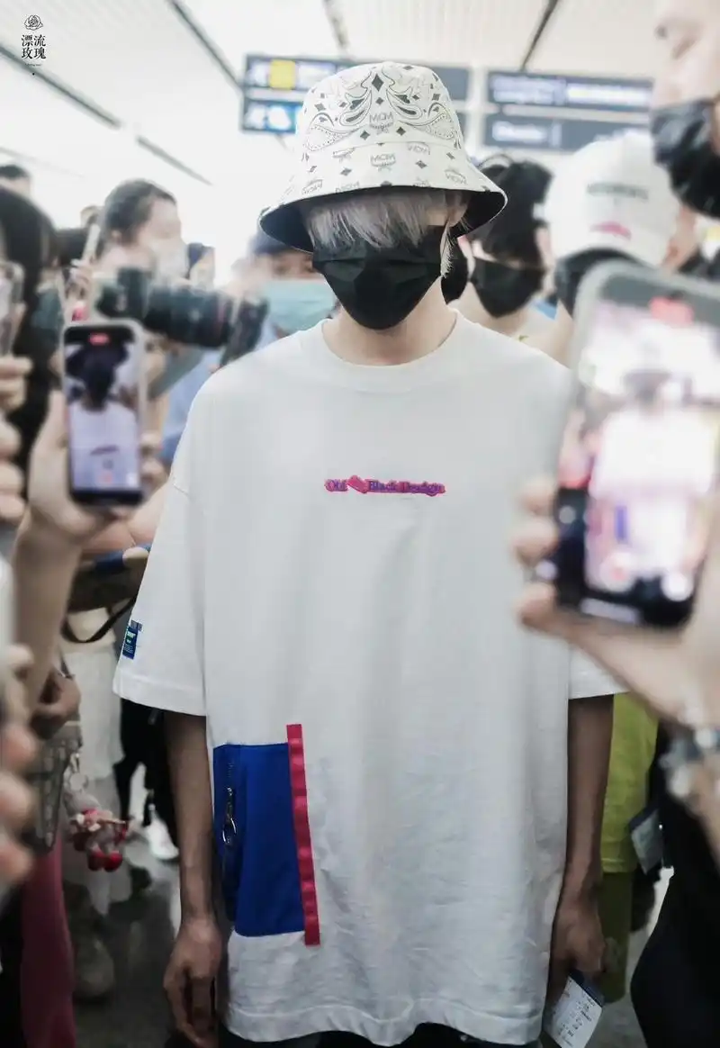 丨@tf家族-朱志鑫 最新机场饭拍来咯!