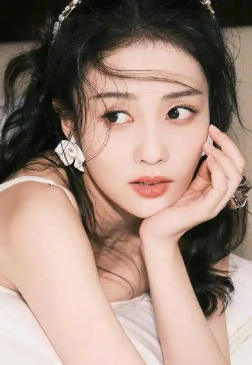 白鹿纯美照片:赤脚站在白色床单上,展现他独特的纯美和清新气质_演技